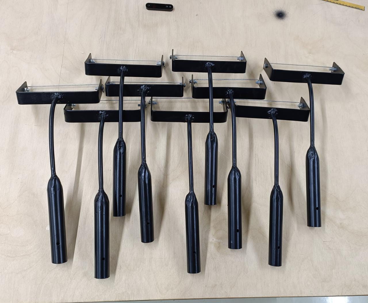 Wire hand weeder
